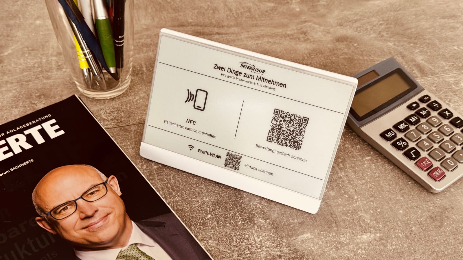 Nahaufnahme des Displays: NFC-Zone, QR-Code für Bewertungen, Gratis-WLAN