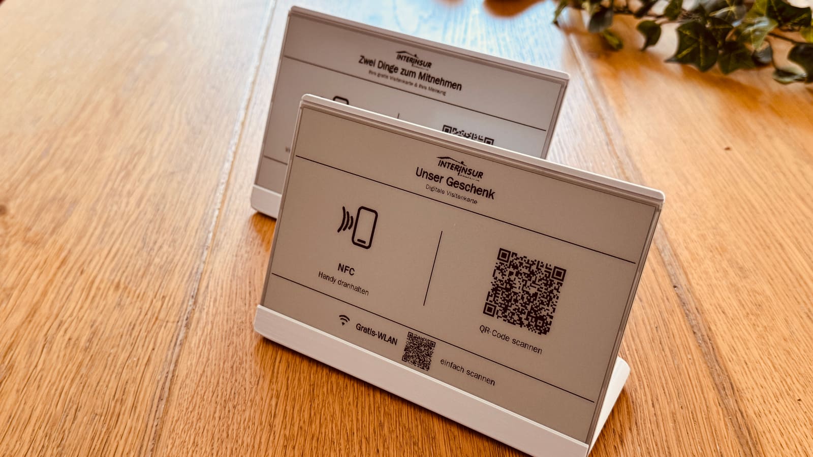 Zwei Landingdisplays mit unterschiedlichen Layouts auf einem Holztisch