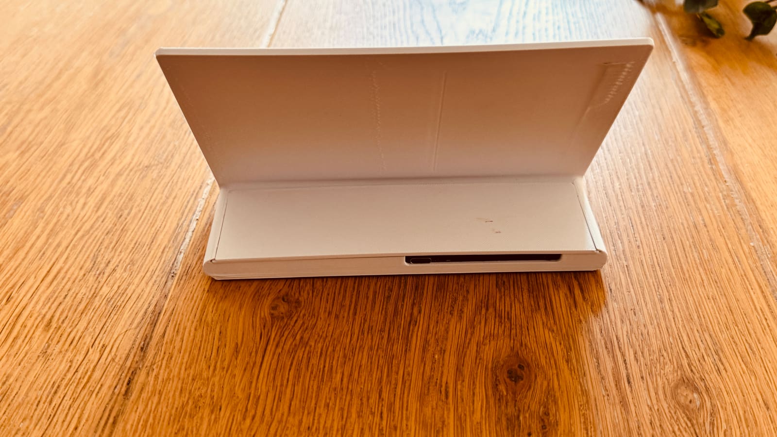 Rückansicht des weißen 3D-gedruckten Standfußes