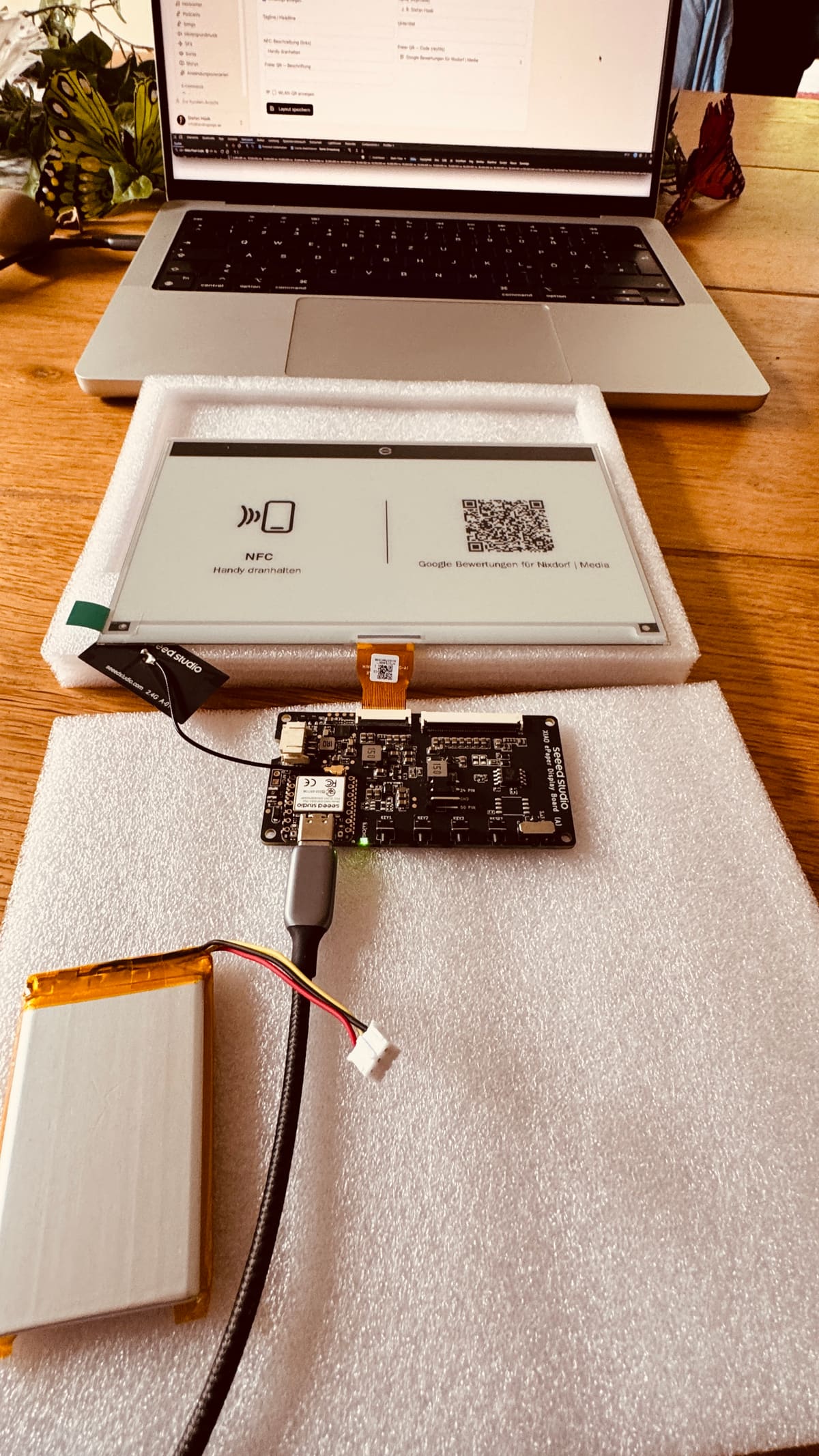 Entwicklung des Landingdisplays: E-Paper-Panel, Platine und Akku auf der Werkbank