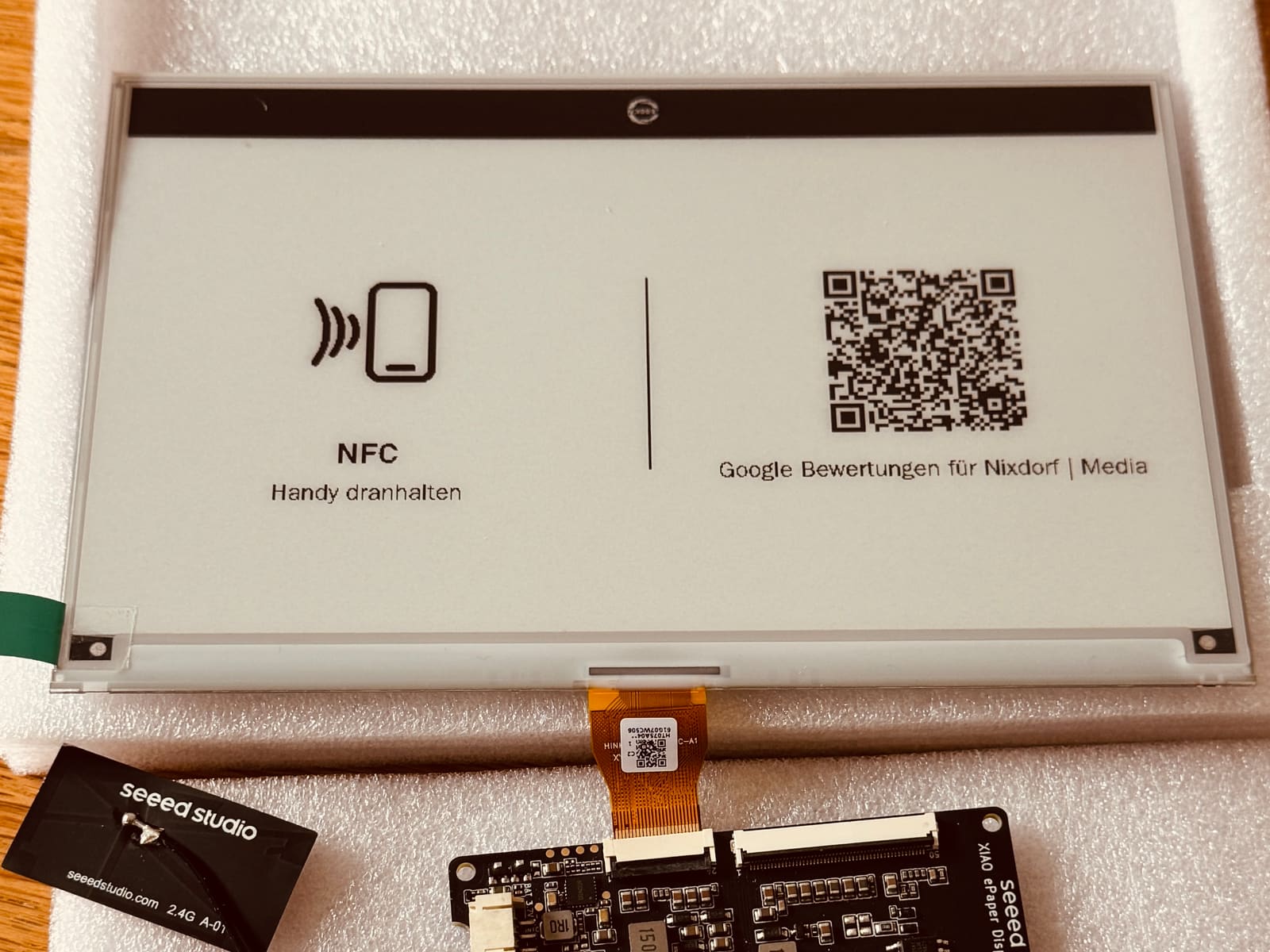 Nahaufnahme der Elektronik: Panel, Steuerplatine und Akku